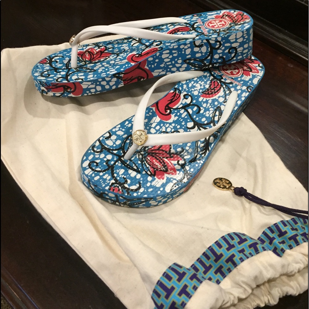 Sz 9- Auth .. Tory Burch flip flops